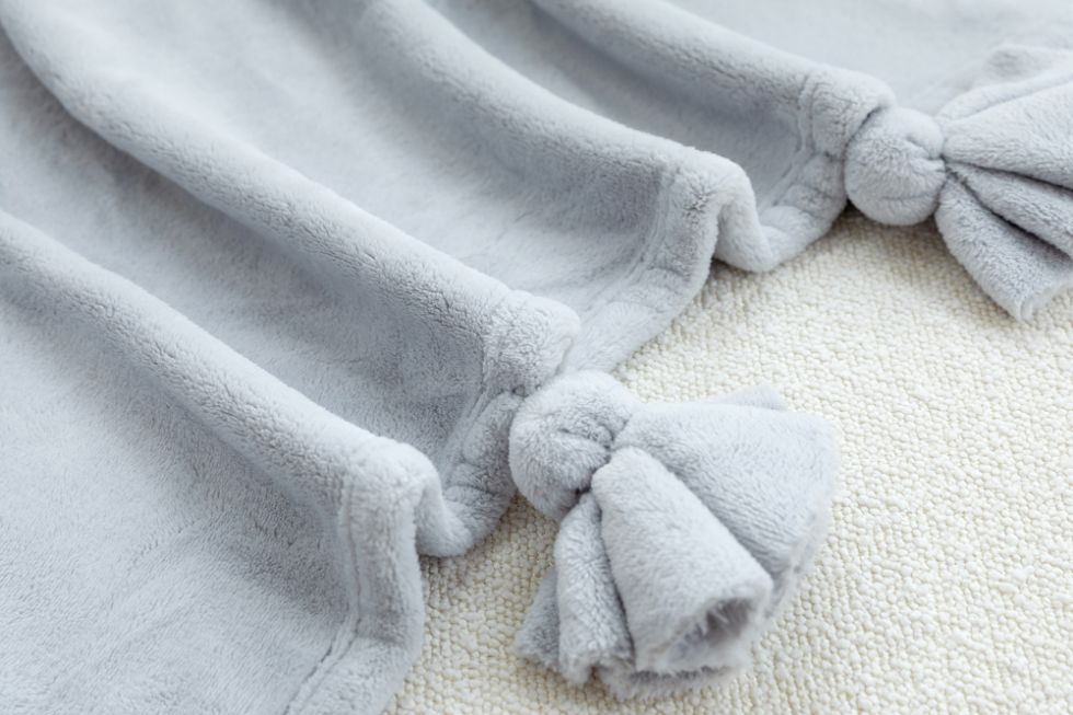 Amelie Home Milky Powder Pluche Deken – Met kwastjes – Lichtgrijs - Bedworld B.V.